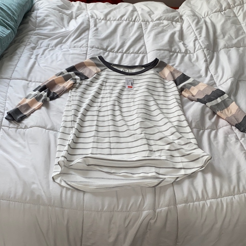 quarter sleeve striped shirt.